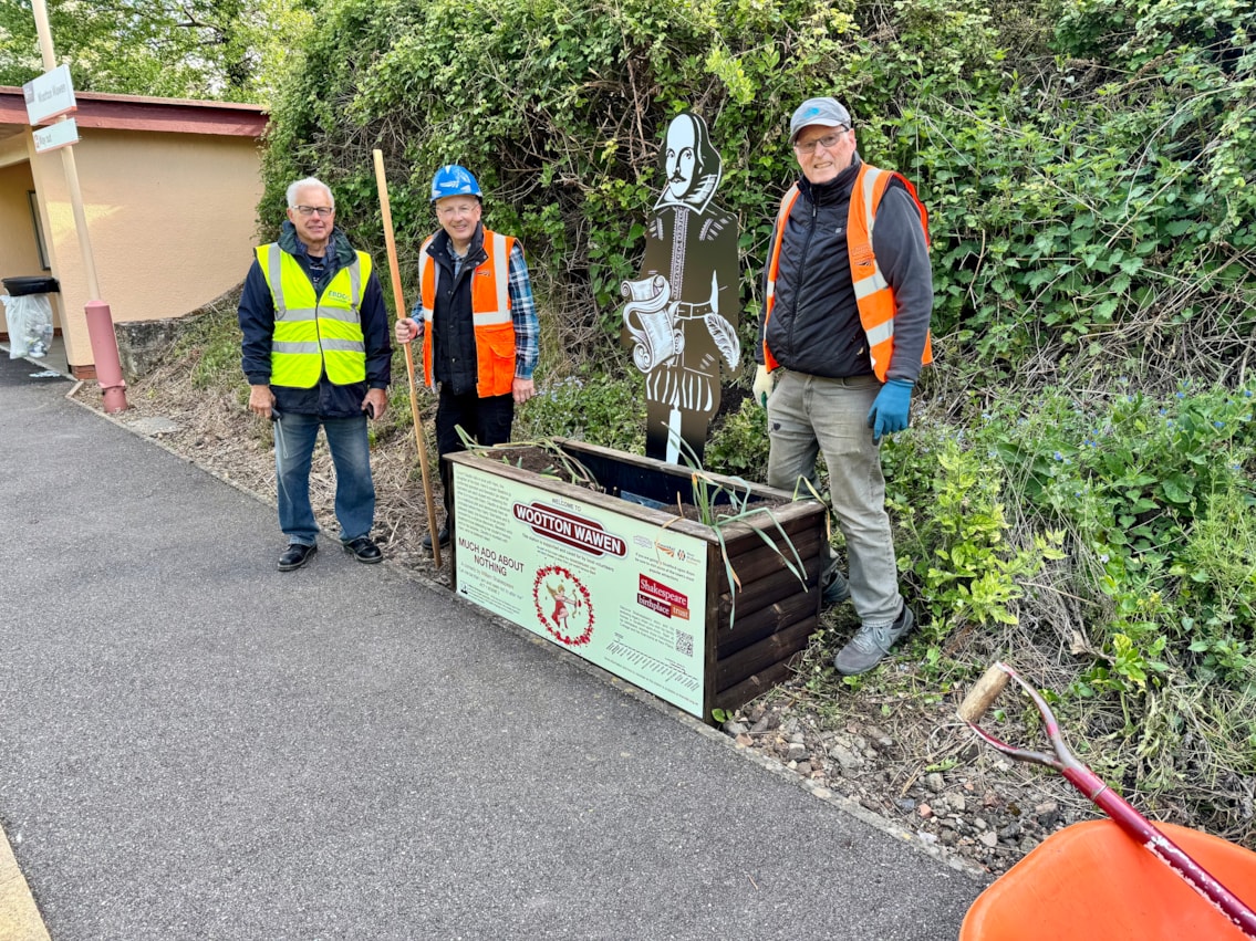 Shakespeare statue being installed at Wootton Wawen