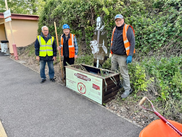 Shakespeare statue being installed at Wootton Wawen: Shakespeare statue being installed at Wootton Wawen