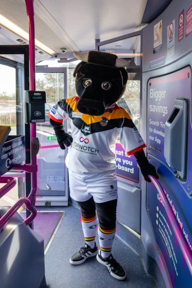 First Bus partners with Bradford Bulls Women's Rugby team-2