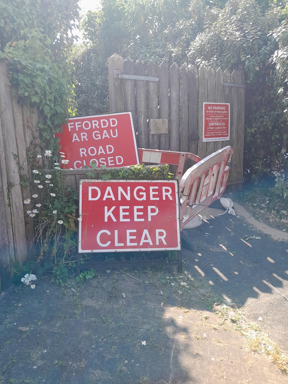 Closure signs at gate