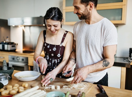 couple-cooking-text-and-image-desktop