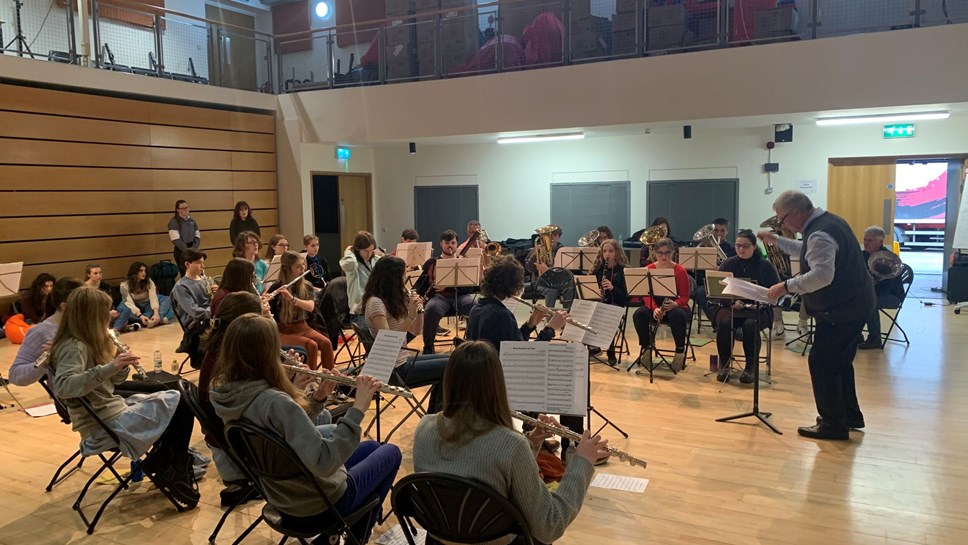 Young musicians rehearsing in Cardiff.
Cerddorion ifanc yn ymarfer yng Nghaerdydd.