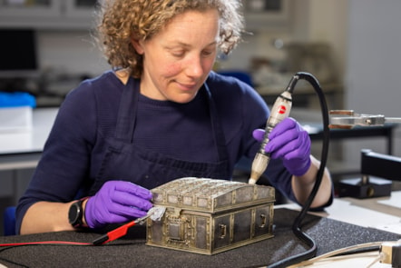 Conservator Diana de Bellaigue removes tarnish from the Mary, Queen of Scots casket. Copyright Duncan McGlynn (2)