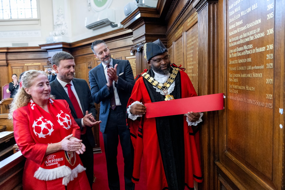 Cllr O'Halloran, Mayor Cllr Jackson, Co-Chair of Arsenal Josh Kroenke, and club CEO Richard Garlick mark the unveiling of the team's name on the Council Chamber