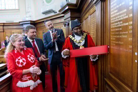 Cllr O'Halloran, Mayor Cllr Jackson, Co-Chair of Arsenal Josh Kroenke, and club CEO Richard Garlick mark the unveiling of the team's name on the Council Chamber