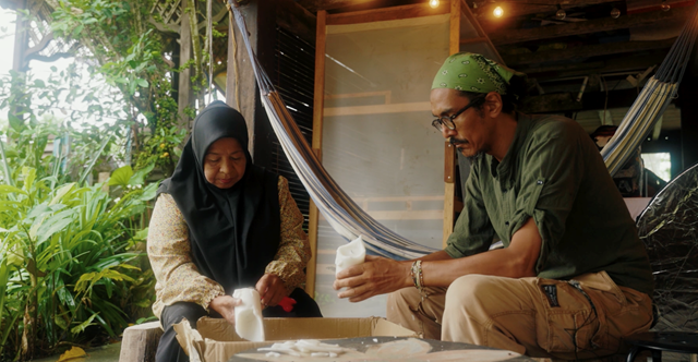 A single mother from Langkawi working with volunteer Mahdar Tahir on upcycling candles for The Datai Pledge