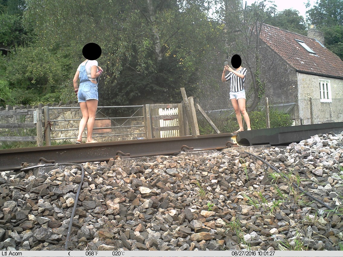 Users misuse the level crossing