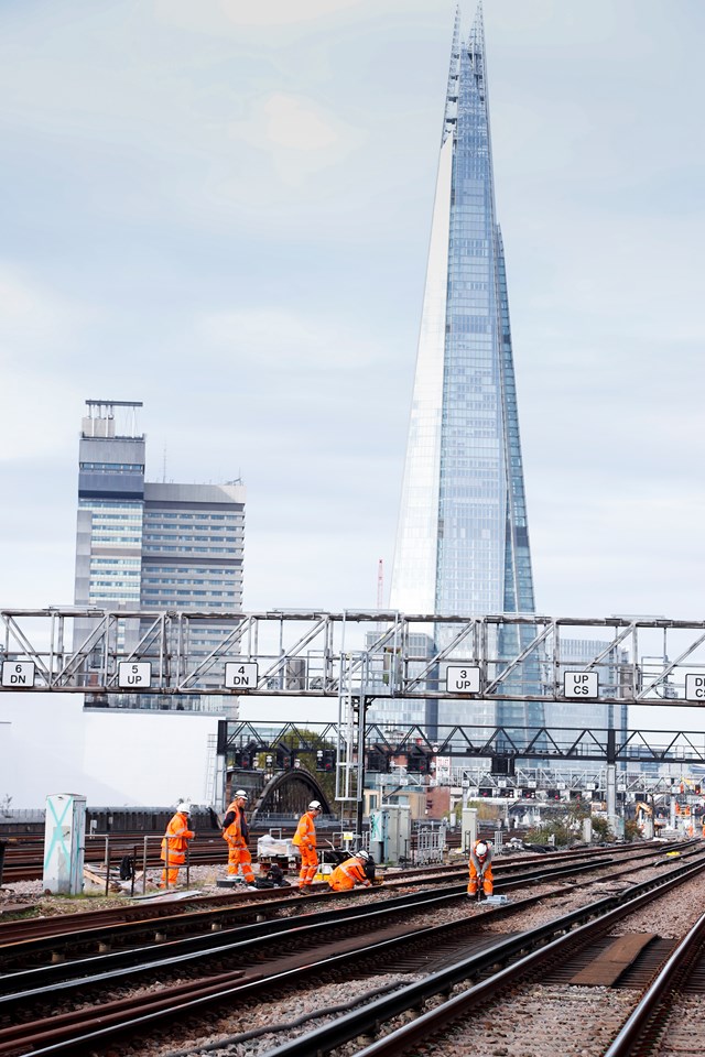 LondonBridgeNov: Men at work on the tracks approaching London Bridge ahead of ten days of upgrade work over Christmas and New Year.