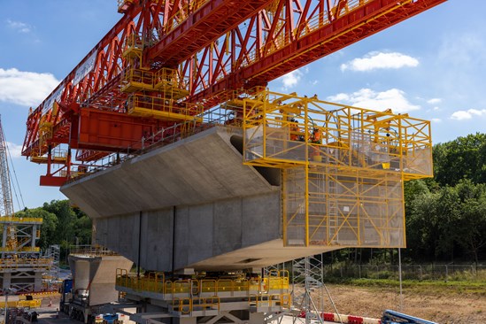Deck segments installation and post-tensioning P57 at the Colne Valley Viaduct
