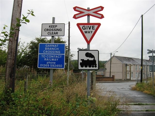 Level crossings warnings and signs