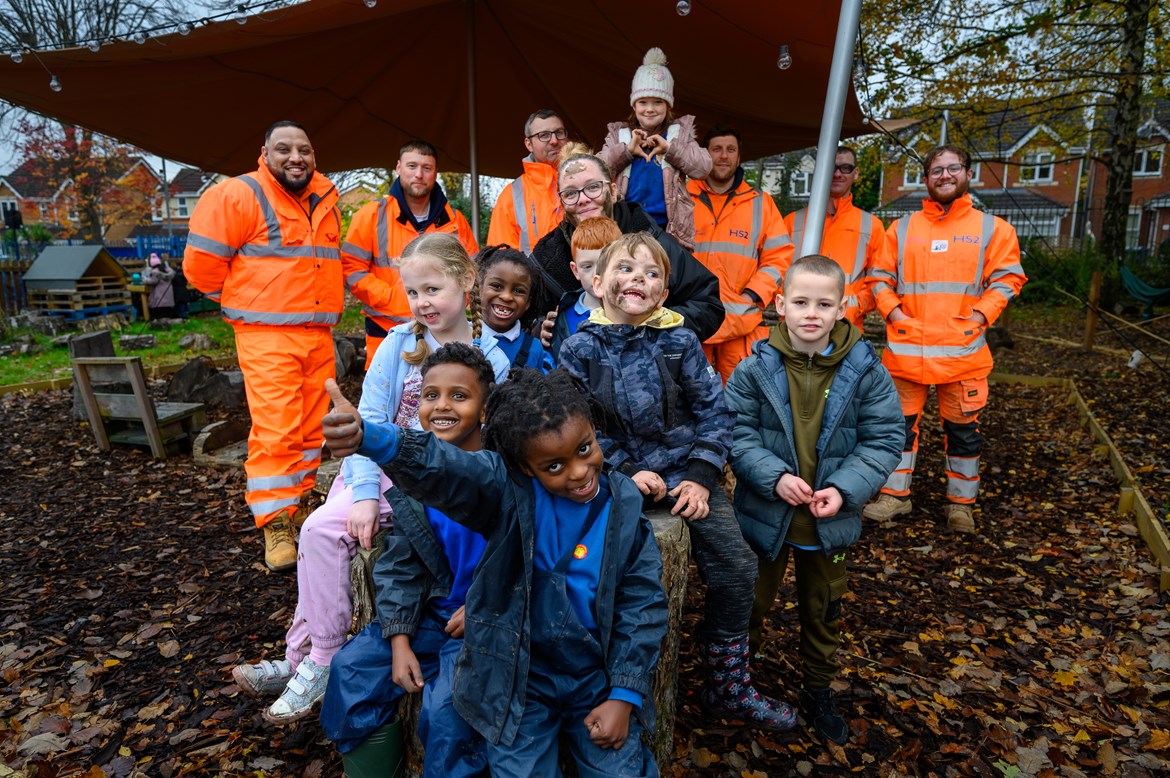New ‘Forest School’ built by volunteers from HS2 contractors in Birmingham: Pupils with BBV and SIG volunteers in the new Forest School at Paget Primary School