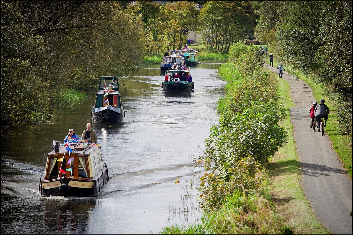 Cyclists-on-towpath-and-boats-on-canal-c-Peter-Sandground