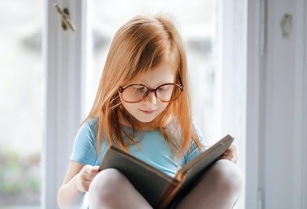 Picture of girl reading