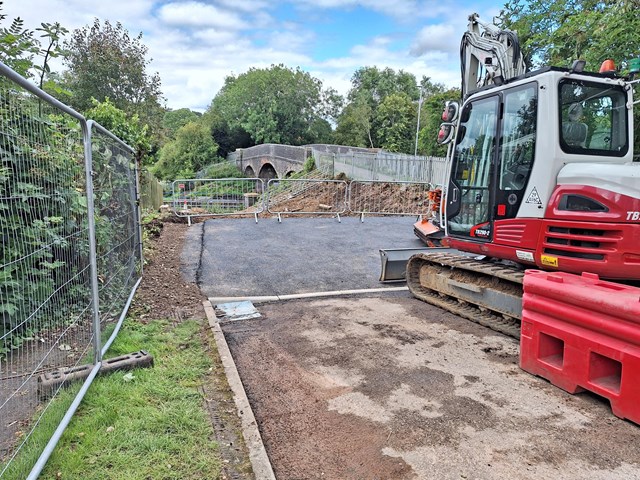 Work to build Leicestershire temporary footbridge begins as current bridge is transformed: Work to build Leicestershire temporary footbridge begins as current bridge is transformed (1)