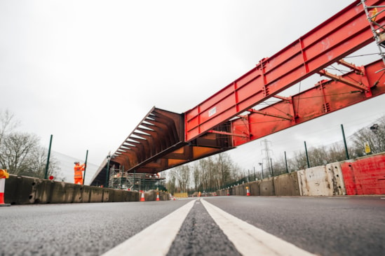 The nose of the Small Dean viaduct deck over the A413 during the launch 31 Jan 2025: Image courtesy SAP Photographie for Eiffage Métal.