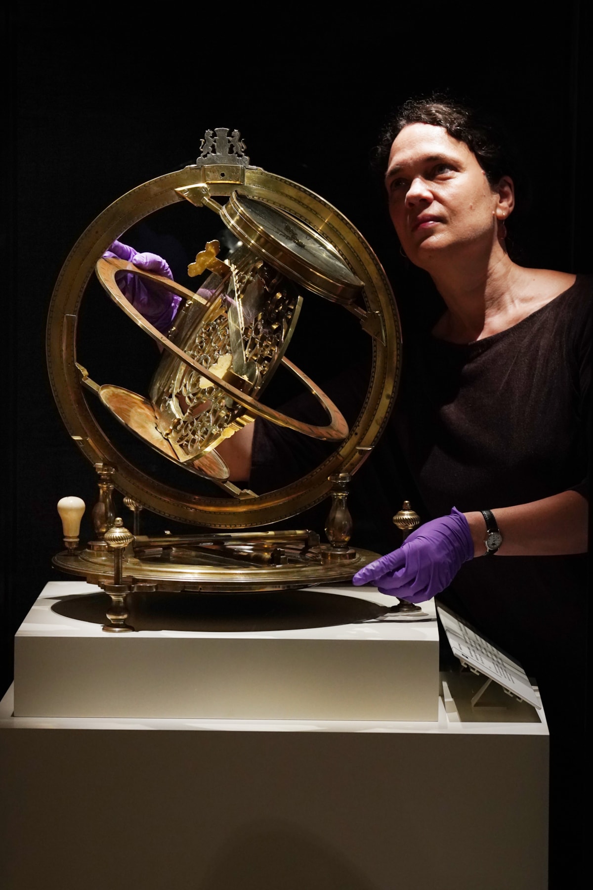 Curator Dr Rebekah Higgitt and the Ilay Glynne dial at the National Museum of Scotland. Photo © Stewart Attwood (2)