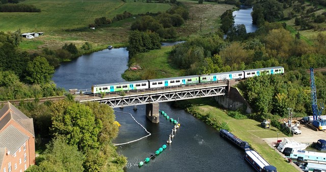 Network Rail and Porterbrook to showcase Britain’s green trains of the future at COP26: HydroFLEX travelling over river Avon