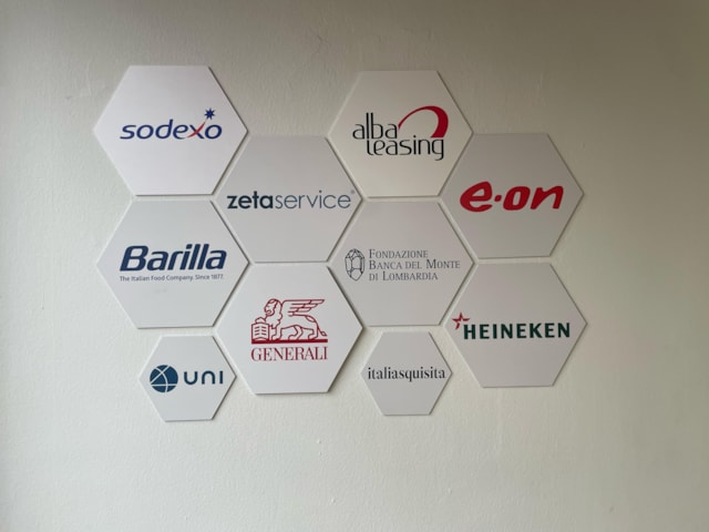 La targa Sodexo sul muro di Spazio Libellula (1)