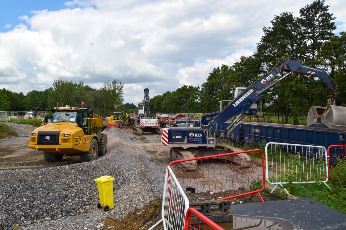 HS2 railhead in Calvert enables construction materials to be delivered to site by rail_HS2-VL-27291-DSC 0043: HS2 has opened a railhead near the village of Calvert, which will help the high speed rail project continue to deliver construction material by rail to its biggest Buckinghamshire site without putting extra lorries on local roads.

The new railhead – the second to be built at Calvert – will allow HS2 to run an extra 150 aggregate trains over the next 2 months, saving 8,300 tonnes of carbon and taking the equivalent of 24,000 trucks off the roads.