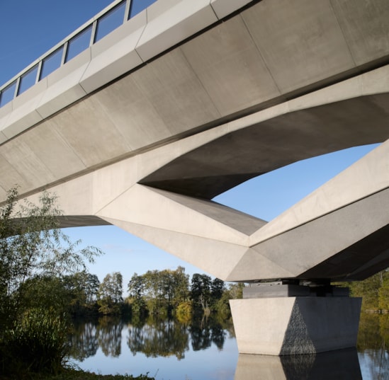 HS2 Colne Valley Viaduct - Korda Lake V-Pier Detail (C) Grimshaw Hufton Crow