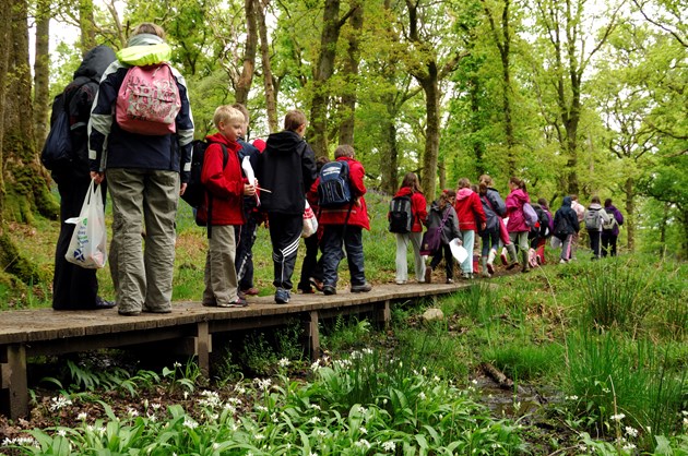 NàdarAlba a’ togail air soirbheas leis a’ Phlana Ghàidhlig às ùire aige: Gaelic school group on a visit to Inchcailloch NNR - Credit Lorne Gill-NatureScot