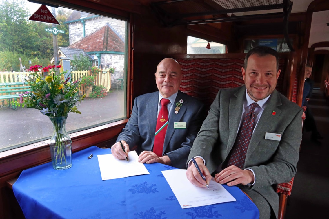 NR SR agreement sign Corfe Castle Thurs 23 Oct 2025 ANDREW PM WRIGHT (1)