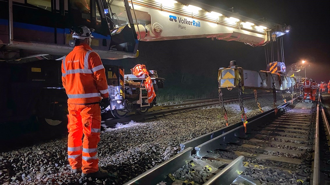 'Formula One pit stop-style' repairs keep passengers and freight moving on the Chiltern main line: Repairs taking place at Aynho Junction