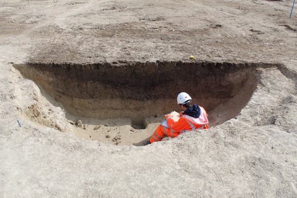 Nationally significant prehistoric site uncovered in Bedfordshire: Archaeologist recording large Mesolithic pit in Linmere © MOLA