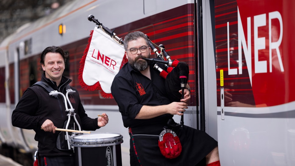 PIPERS BOARDING THE FLYING SCOTSMAN SERVICE FROM EDINBURGH WAVERLEY