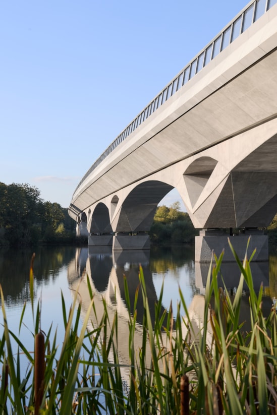 HS2 Colne Valley Viaduct - Korda Lake Oblique View (C) Grimshaw Hufton Crow