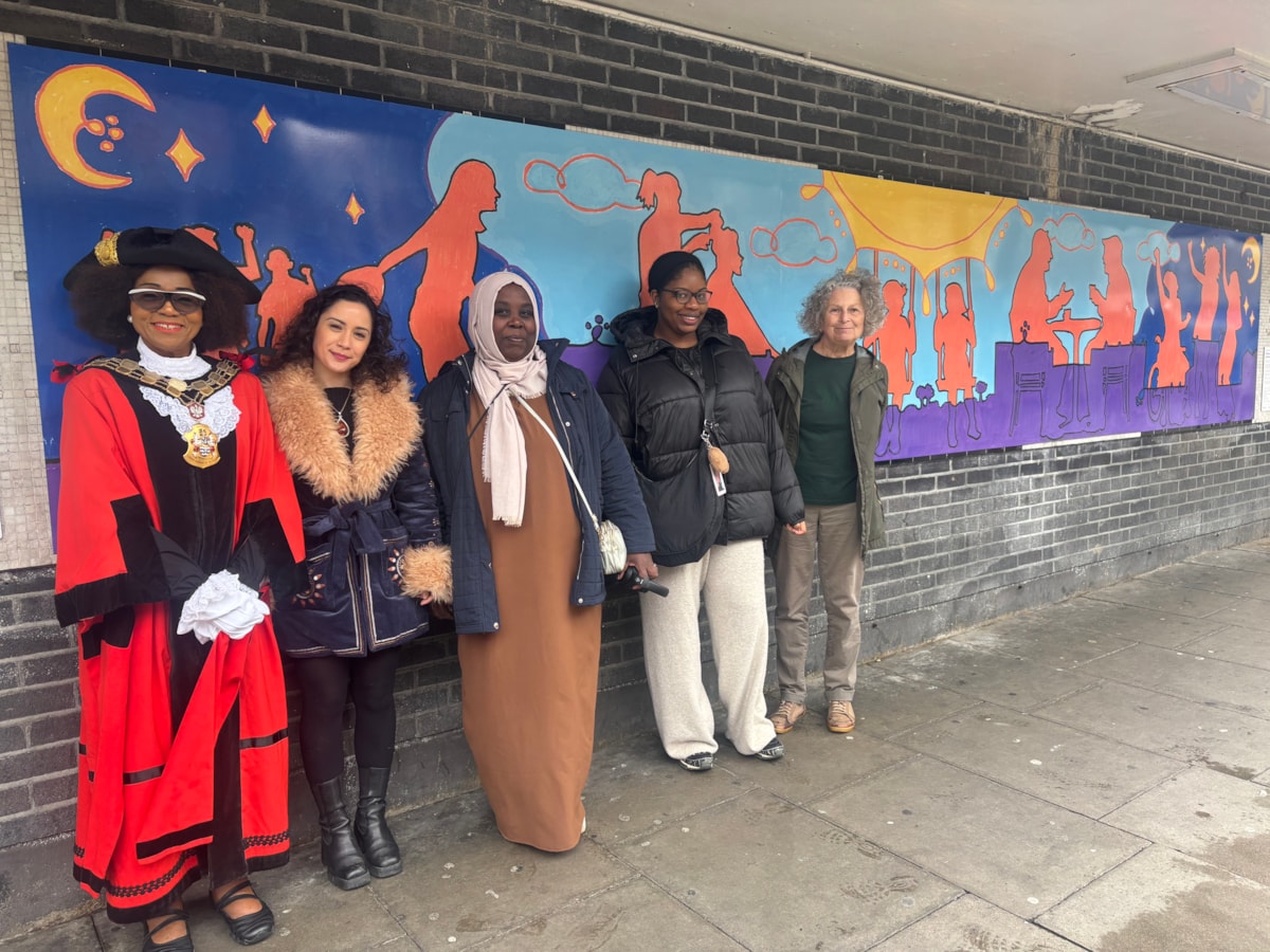 Finsbury Park mural Mayor, Lydia and residents Phoebe, Dayna and Hawi
