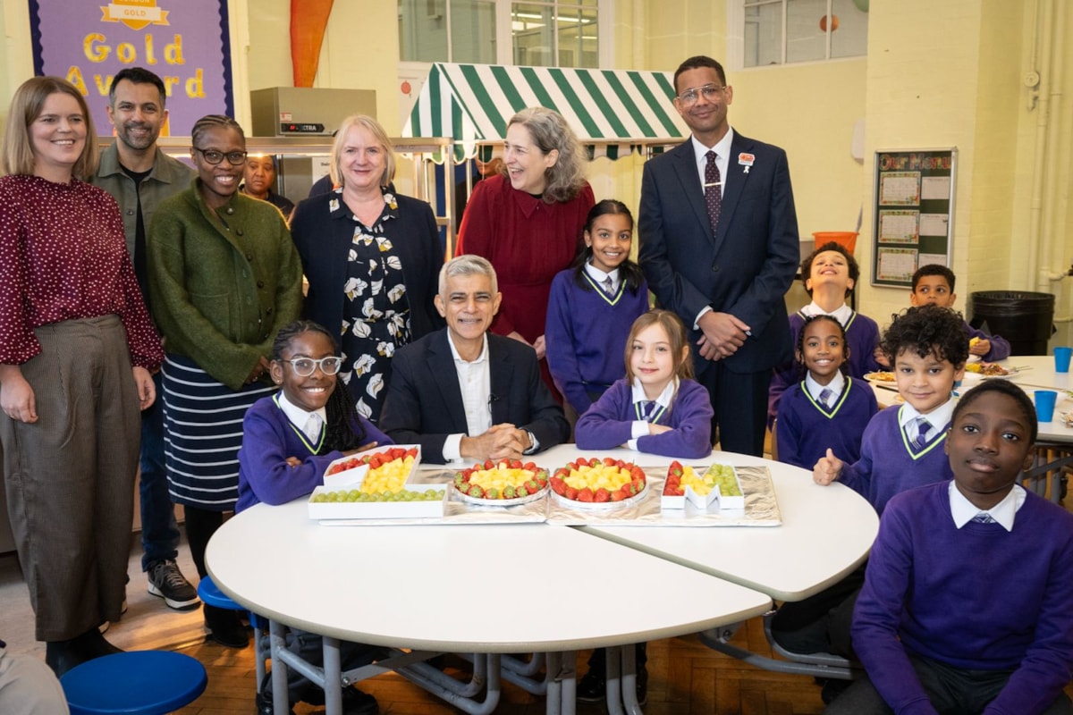 Mayor Woodley and Sadiq Khan with children from Shoreditch Park Primary School