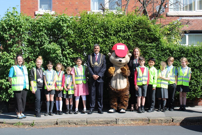 Walk this way: Lord Mayor joins pedestrian skills class to celebrate Walk to School Week: The Lord Mayor of Leeds-2