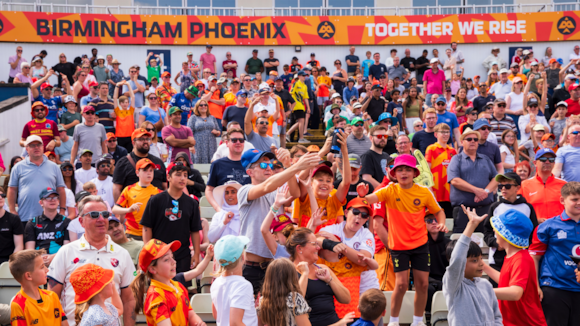 Phoenix crowd 16x9