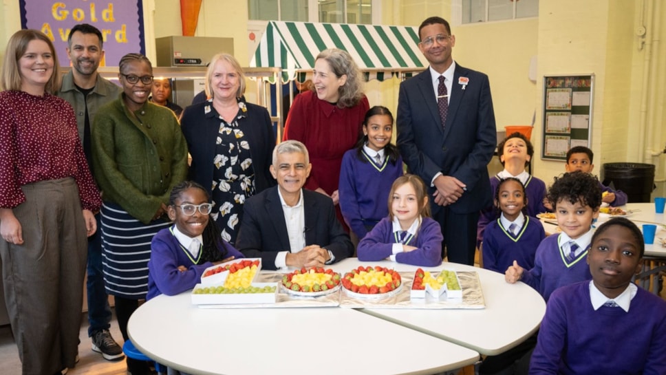 Mayor Woodley and Sadiq Khan with children from Shoreditch Park Primary School