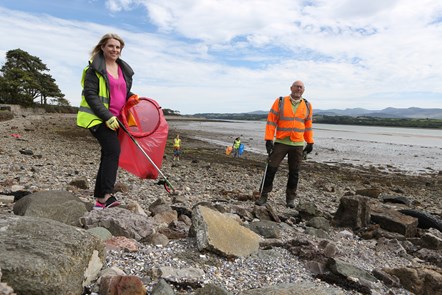 Hannah Blythyn Deputy Minister for Housing and Local Government and Gareth Evans from Keep Wales Tidy at beach clean: Hannah Blythyn Deputy Minister for Housing and Local Government joins Gareth Evans Keep Wales Tidy a for an Anglesey Beach clean up to launch the Welsh Government’s consultation on single use plastic