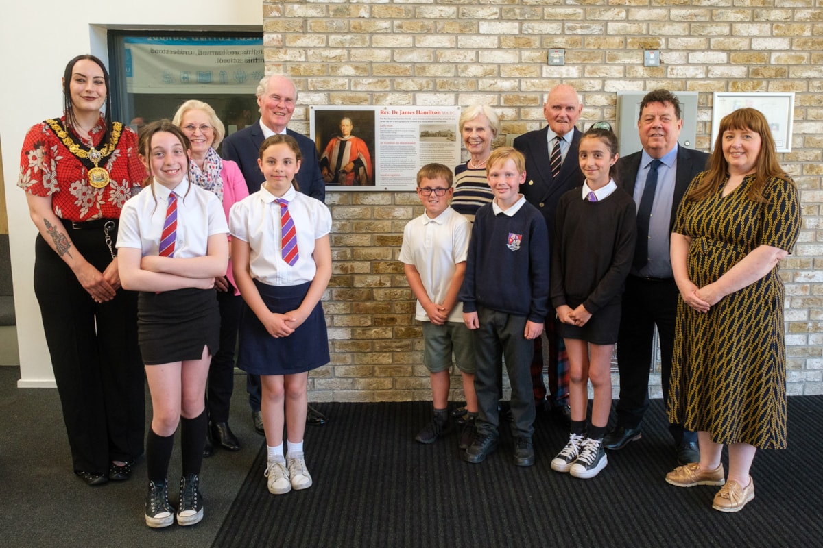 Provost Claire Leitch, Mr and Mrs James Gilchrist, Mrs and Mrs Donald MacLauchlan, Councillor Douglas Reid, Councillor Elaine Cowan and pupils from James Hamilton Primary School.