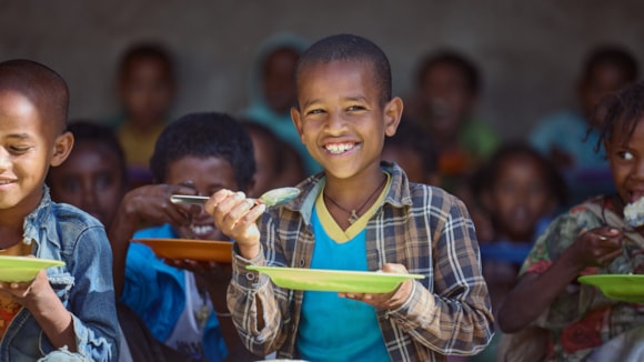 Mary's Meals nourrit désormais 3 millions d'enfants chaque jour d'école: RS22812 Children enjoying their meal