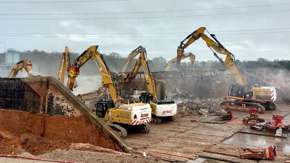 Timelapse footage shows M42 bridge demolition by HS2 contractors: HS2 contractor Armac demolishes M42 bridge-2