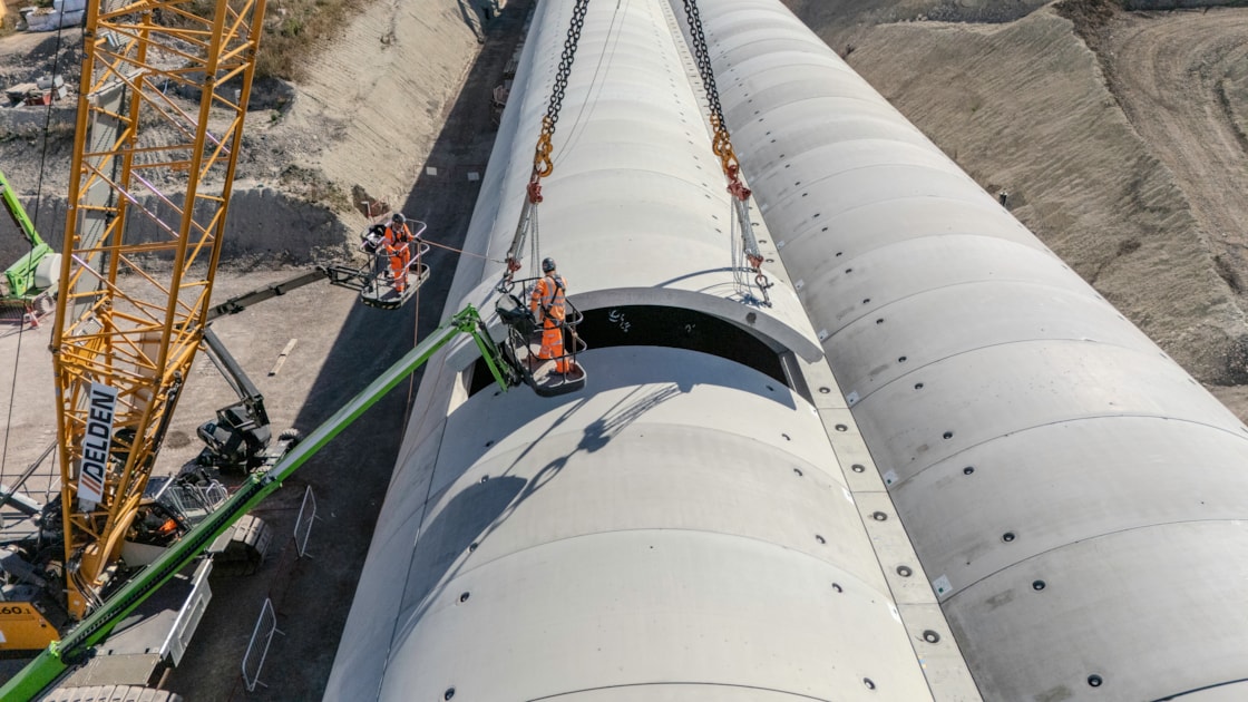 The last segment being lifted onto place at the Wendover green tunnel October 2026