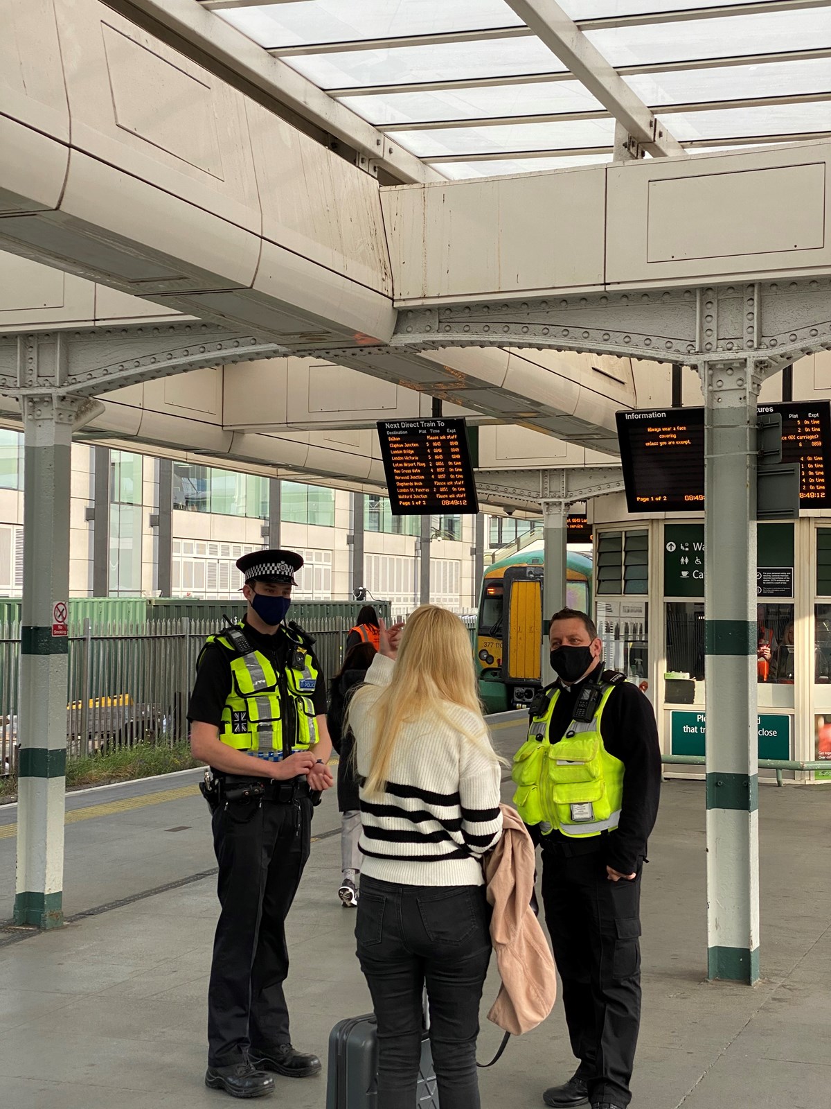 PC Lloyd and Southern employee Phil speak to a member of the public at East Croydon railway station
