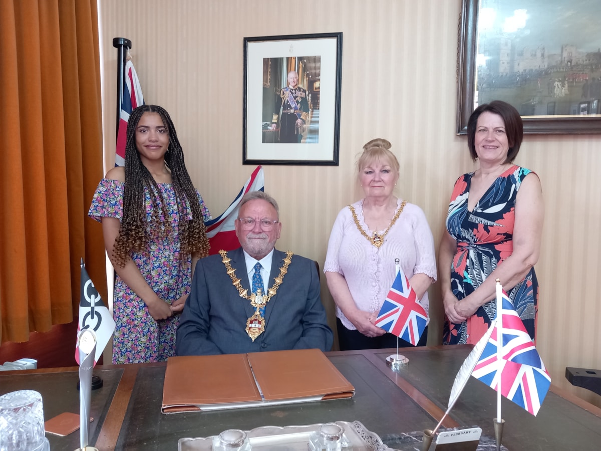 Young singing star meets Mayor of Dudley after anthem performance