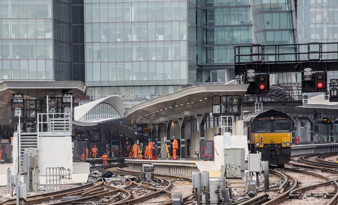 LBG - work on platform 10: Sunday at London Bridge

Work is underway on platform 10