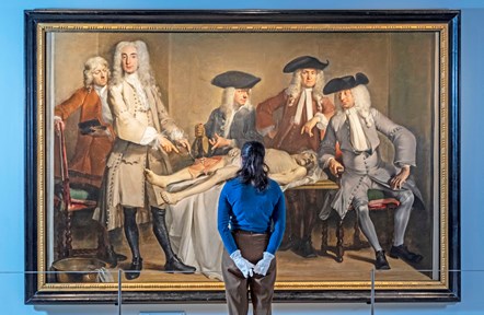 Dr Tacye Phillipson and The Anatomy Lesson of Dr Willem Röell by Cornelis Troost on loan from Amsterdam Museum. Photo © Neil Hanna (2)