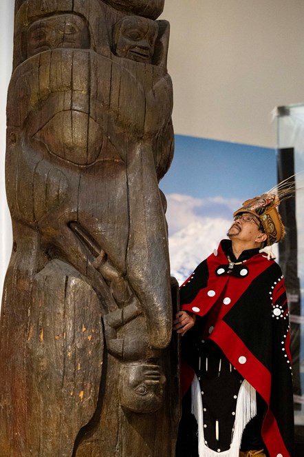 Chief Ni’isjoohl with the Ni’isjoohl Memorial Pole. Image credit Duncan McGlynn