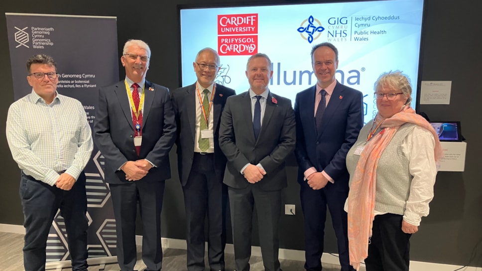 Cab Sec Jeremy Miles with MOU signatories at genomics centre cropped