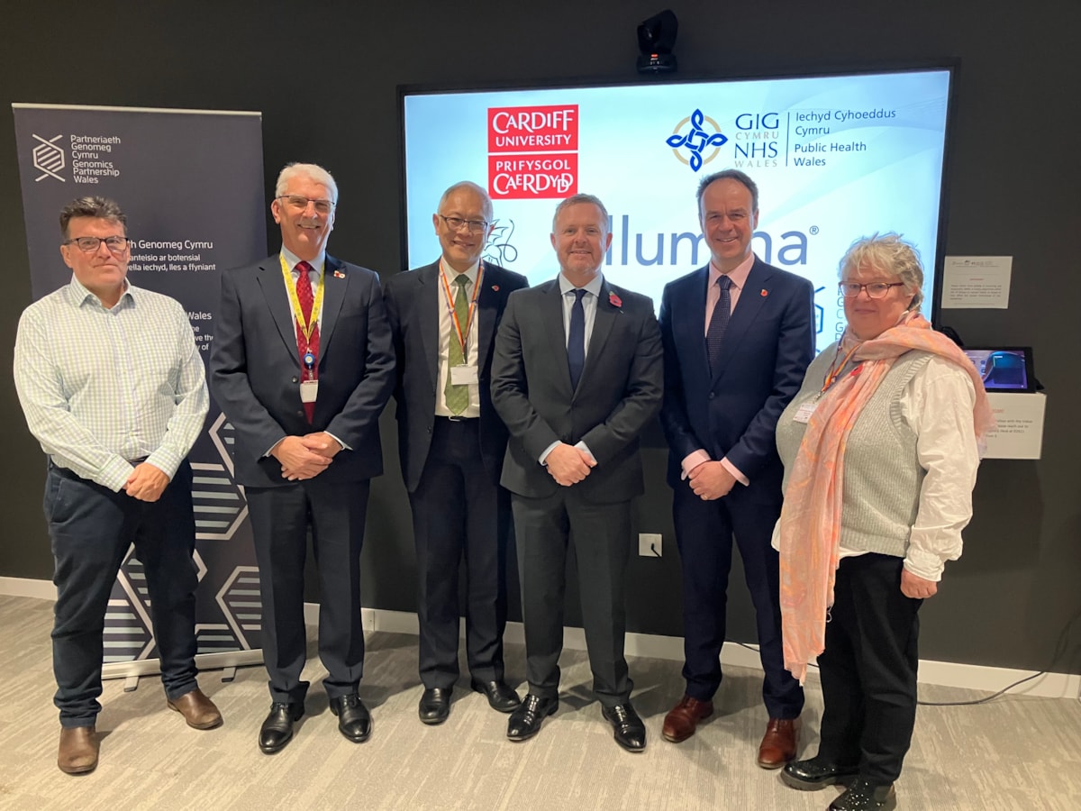 Cab Sec Jeremy Miles with MOU signatories at genomics centre