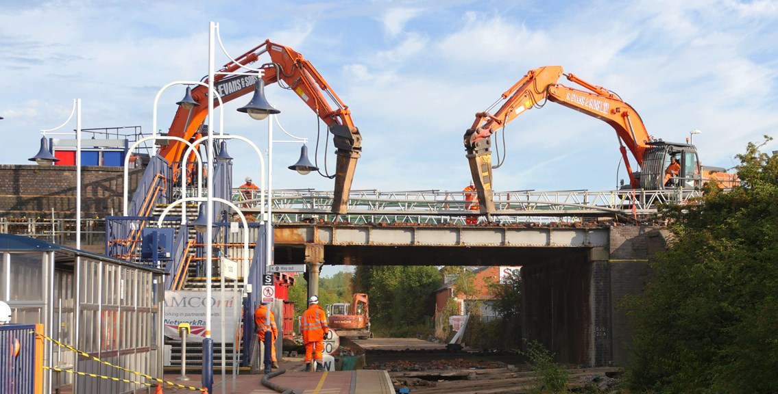 Time lapse shows Network Rail bank holiday upgrades completed: Bank holiday work taking place at Station Road bidge in Hucknall (27 August)