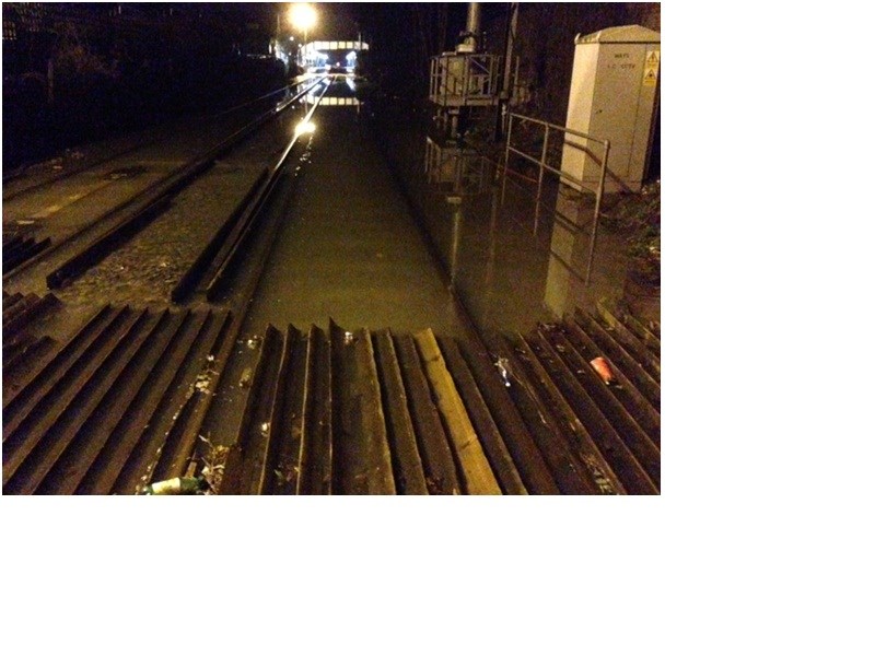 Water closes the railway at Datchet: Water closes the railway at Datchet