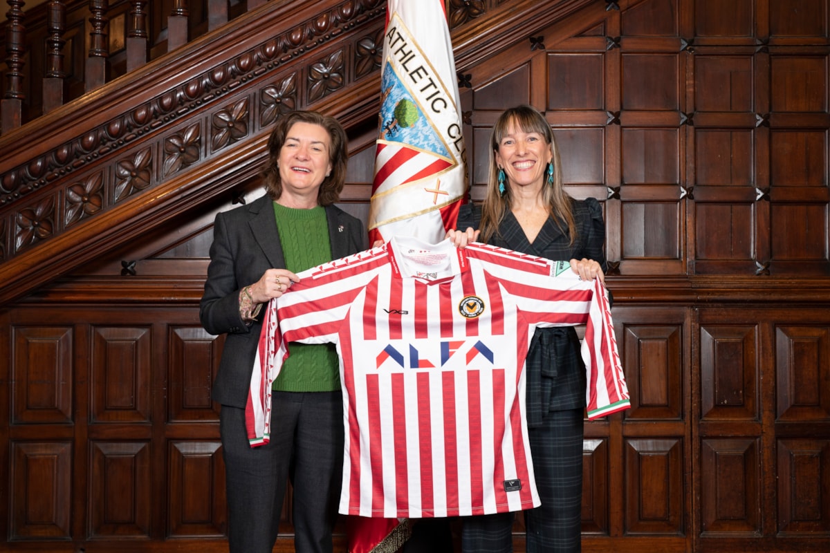 First Minister presenting shirt to Ms. Nerea López de Pinedo